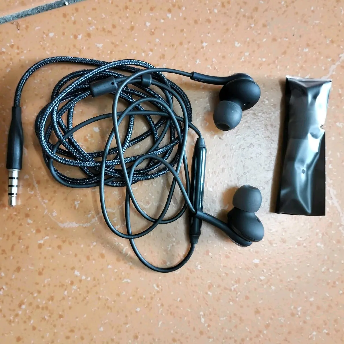 tai nghe  dây dù núm cao su rắc 3.5, nghe nhạc, dùng cho bộ thu âm live treams, bộ hát live treams đều được, dây dài 1,2m. âm thanh ấm hay, êm tai