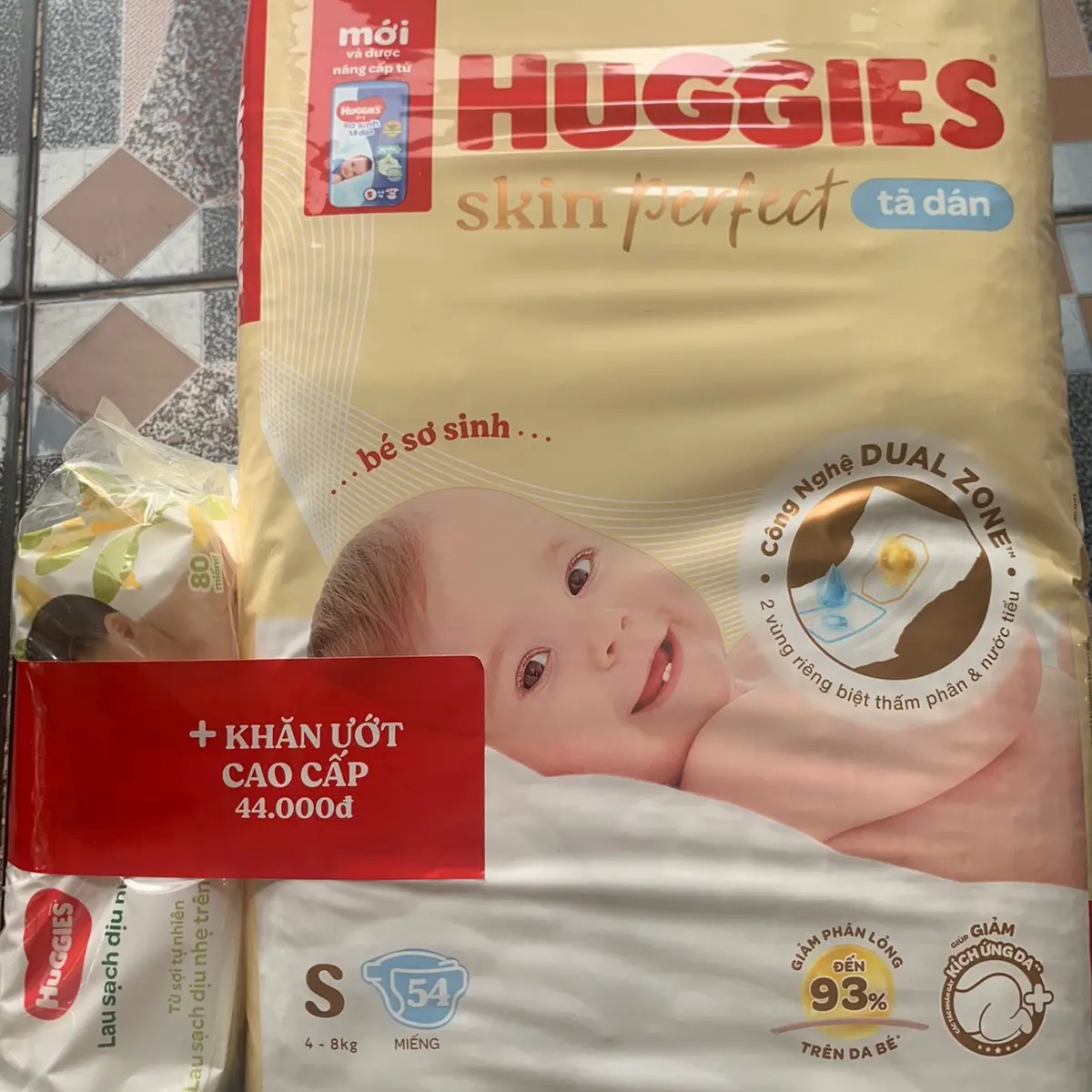 Tặng Thêm 1 Gói Khăn Ướt- Tã dán sơ sinh Huggies S54 Skin Perfect cho bé 4 đến 8 kg - Tã dán cho bé Size S - Tã Dán Cho Bé