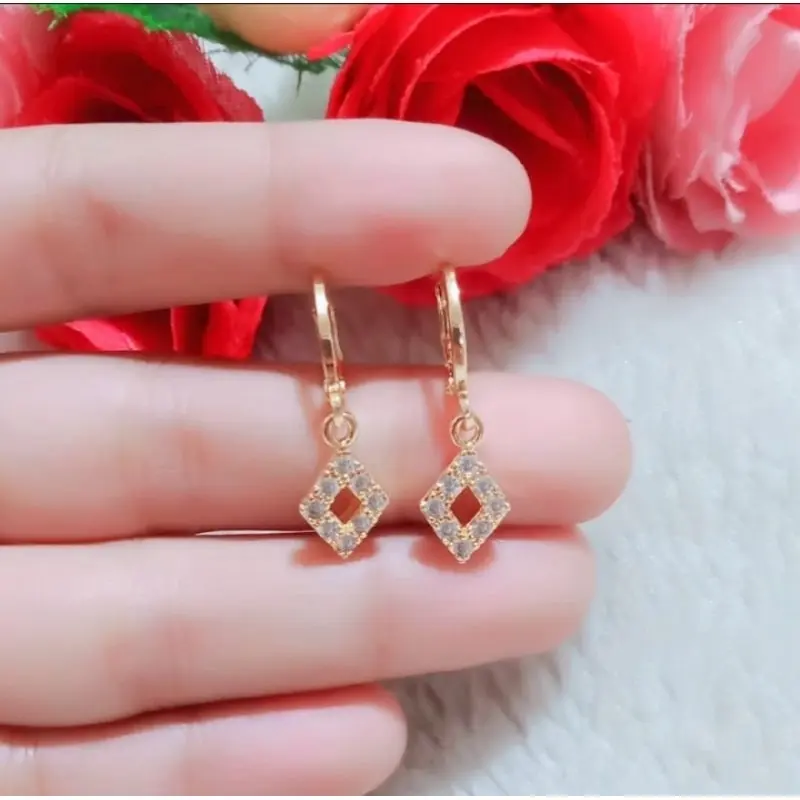 Beragam Motif Anting Jepit Titanium Gold Perhiasan Wanita Terbaru Lapis Emas Tahan Karat . Earrings 1