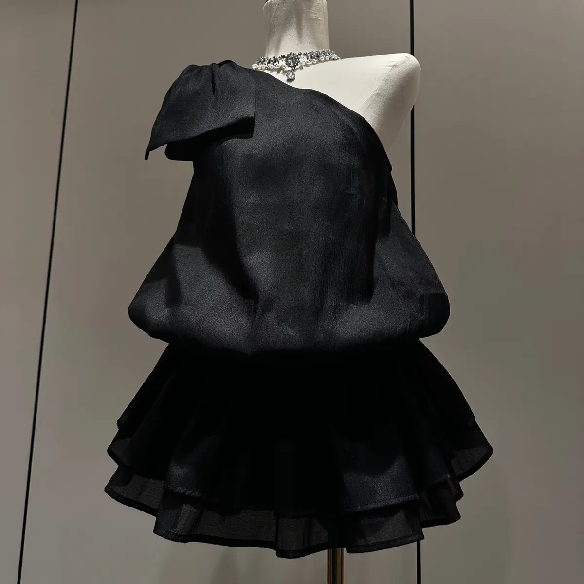 Váy lệch vai màu đen tiểu thư sang chảnh ( kèm quần bảo hộ ) Nhung Nữ Voi Kem Dress Women