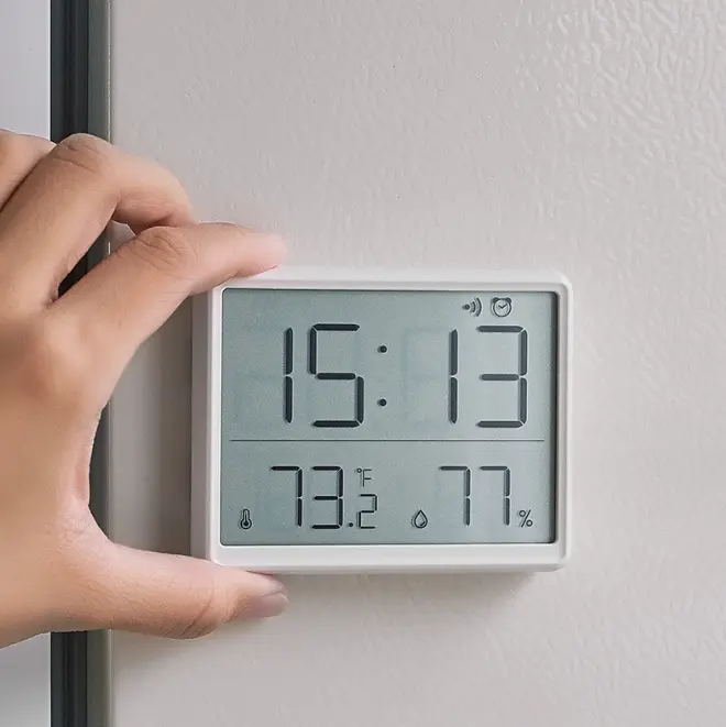 Đồng hồ hiển thị nhiệt độ, độ ẩm nhiệt kế kỹ thuật số dán tường hiện thị màn hình LCD có báo thức đa năng