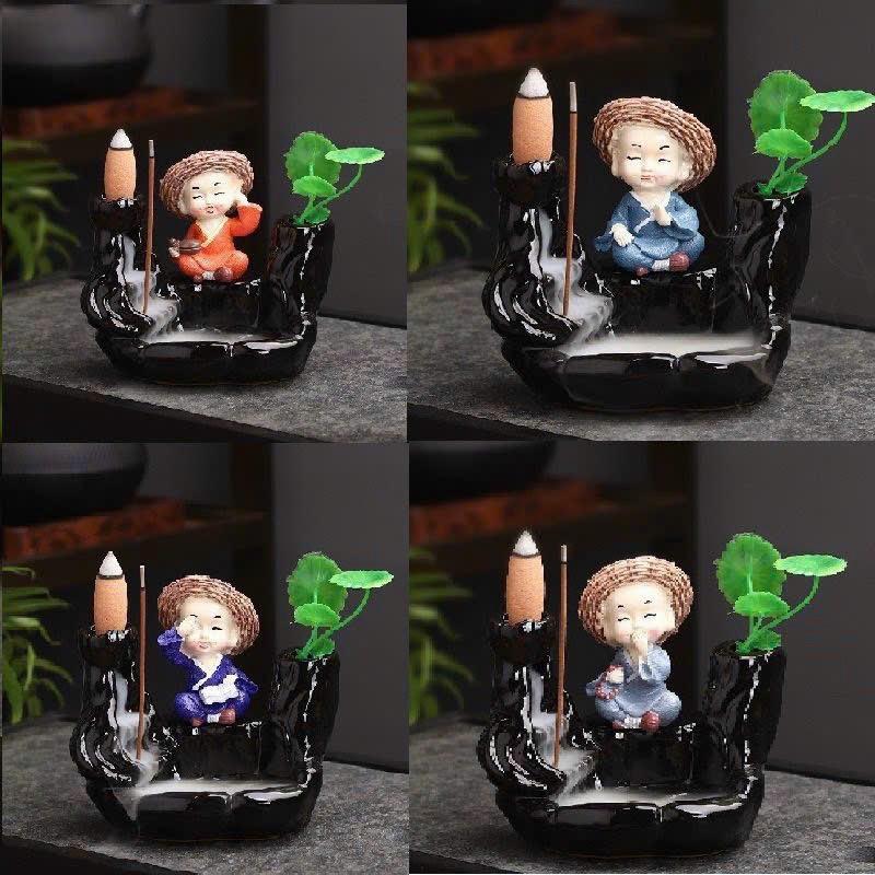 1 Tháp Khói Dùng Để Xông Trầm Nụ Gốm Sứ Có Tượng Chú Tiểu ( Giao Màu Ngẫu Nhiên )