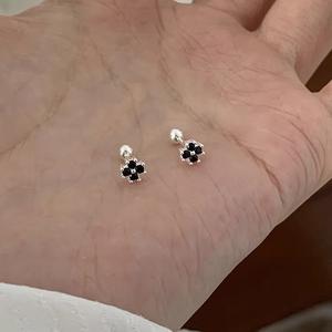 ต่างหูโคลเวอร์นำโชค ดีไซน์หรูซับซ้อนสวมนอนได้สบาย ไม่ระคายเคือง เหมาะสำหรับสวมใส่ตลอดวัน