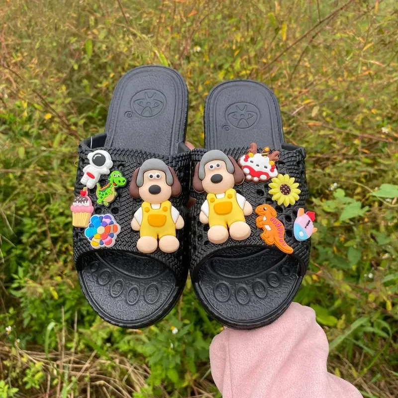 Dép tổ ong Kèm 2 Chó và 8 sticker với nhiều màu yêu thích,charm dễ thương cho khách tha hồ lựa chọn size 35 đến 43 0