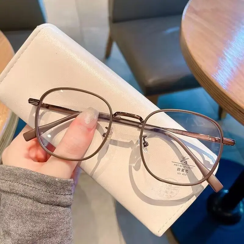 High definition eye protection without excessive count, anti blue light flat lens for women, high-quality metal frame, slimming myopia glasses frame