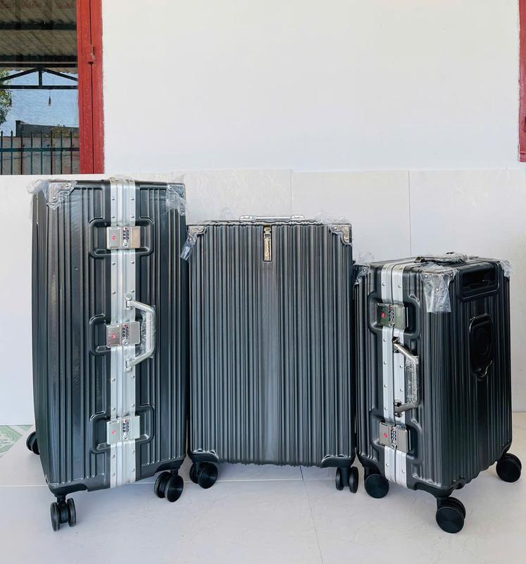  VALI KHUNG NHÔM KHOÁ SẬP - AL03   TẶNG TÚI ĐỰNG GIÀY     Size 20 24 28   có móc treo đồ và khay đựng cốc.Hàng lỗi đổi mới trong vòng 7 ngày. Bảo hành phụ kiện 2 năm 