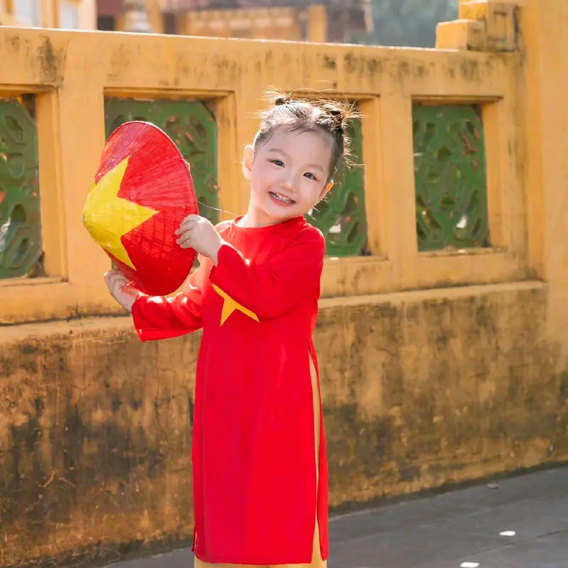 Áo dài Cờ Đỏ Sao Vàng Việt Nam dành cho bé gái chất liệu lụa tông đỏ tươi và vàng 5