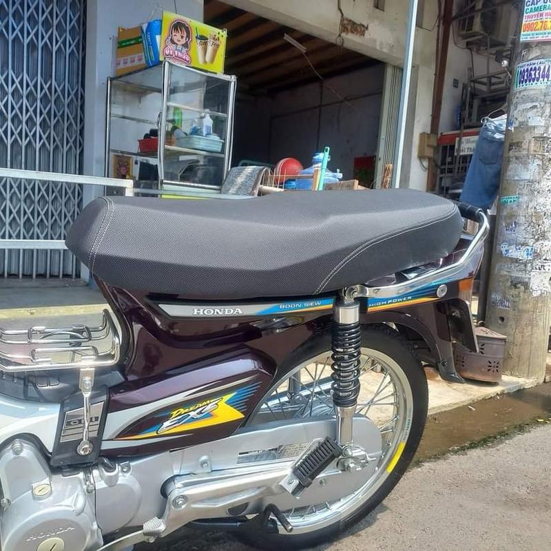 Yên xe DREAM fom chuẩn 2 tầng góc cạnh 1