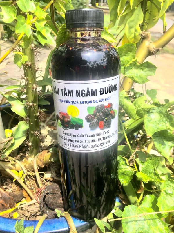 Dâu tằm ngâm đường phèn chai 1 lít có nhiều trái dâu.