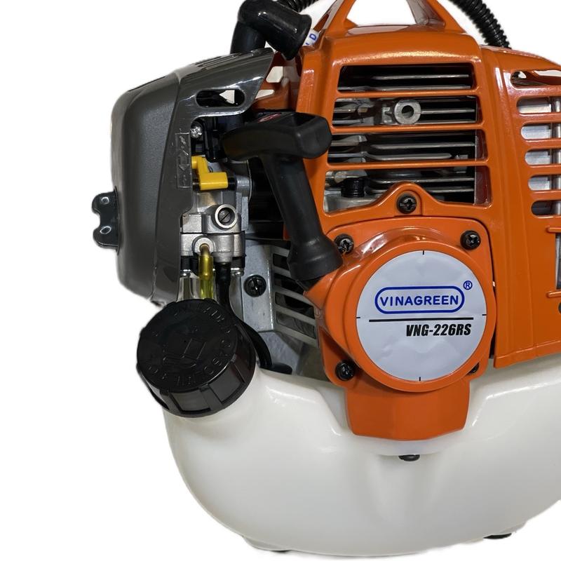Máy cắt cỏ VINAGREEN 226. Máy cắt cỏ được sản xuất trên dây truyền công nghệ nhật bản, dung tích silanh 25,4cc. Pitong 34mm, cho tốc độ tối đa 11.500V /phut. Chế hoà khí tự động, tiết kiệm nhiên liệu. Chân đế thép bảo vệ cho bình chứa nhiên liệu.đồng bộ 3
