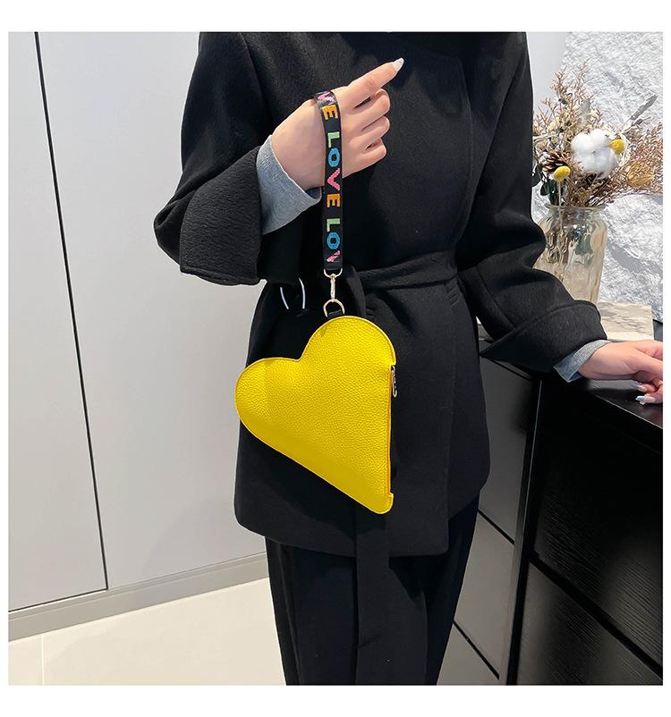 Product Introduction of Special-Interest Design Love 2024 Winter New Good-looking This Year's Popular Coin Purse Clutch Korean Women Bag Tide 9