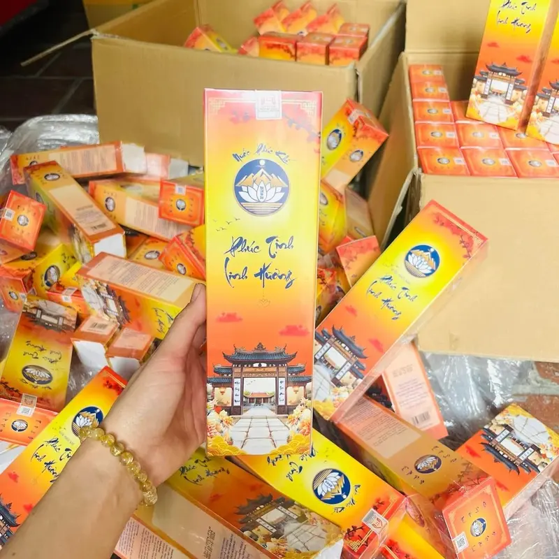 Nước Bao Sái Ban Thờ Phúc Tịnh Linh Hương, làm sạch ban thờ được làm từ Quế, Gừng, oải hương, Trầm, nanno bạc, hương thêm dịu nhẹ, 1 chai 300ml dạng xịt tiện lợi tiết kiệm 1