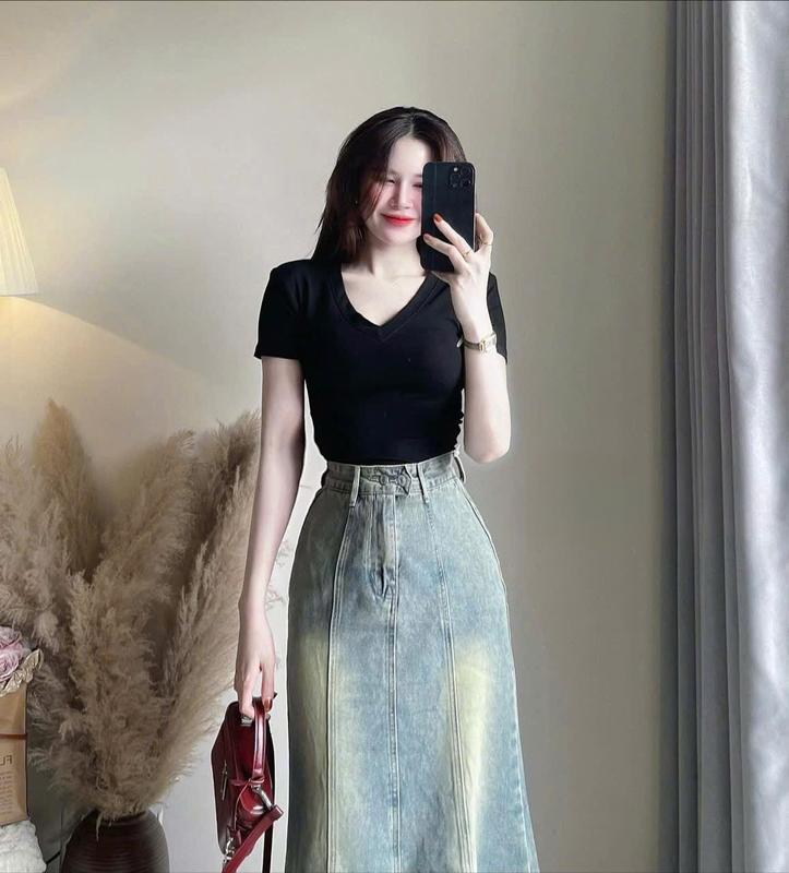 Sét bộ thời trang nữ áo thun cổ v xinh xắn mix chân váy jean sang trọng cho nàng diện đi chơi 3
