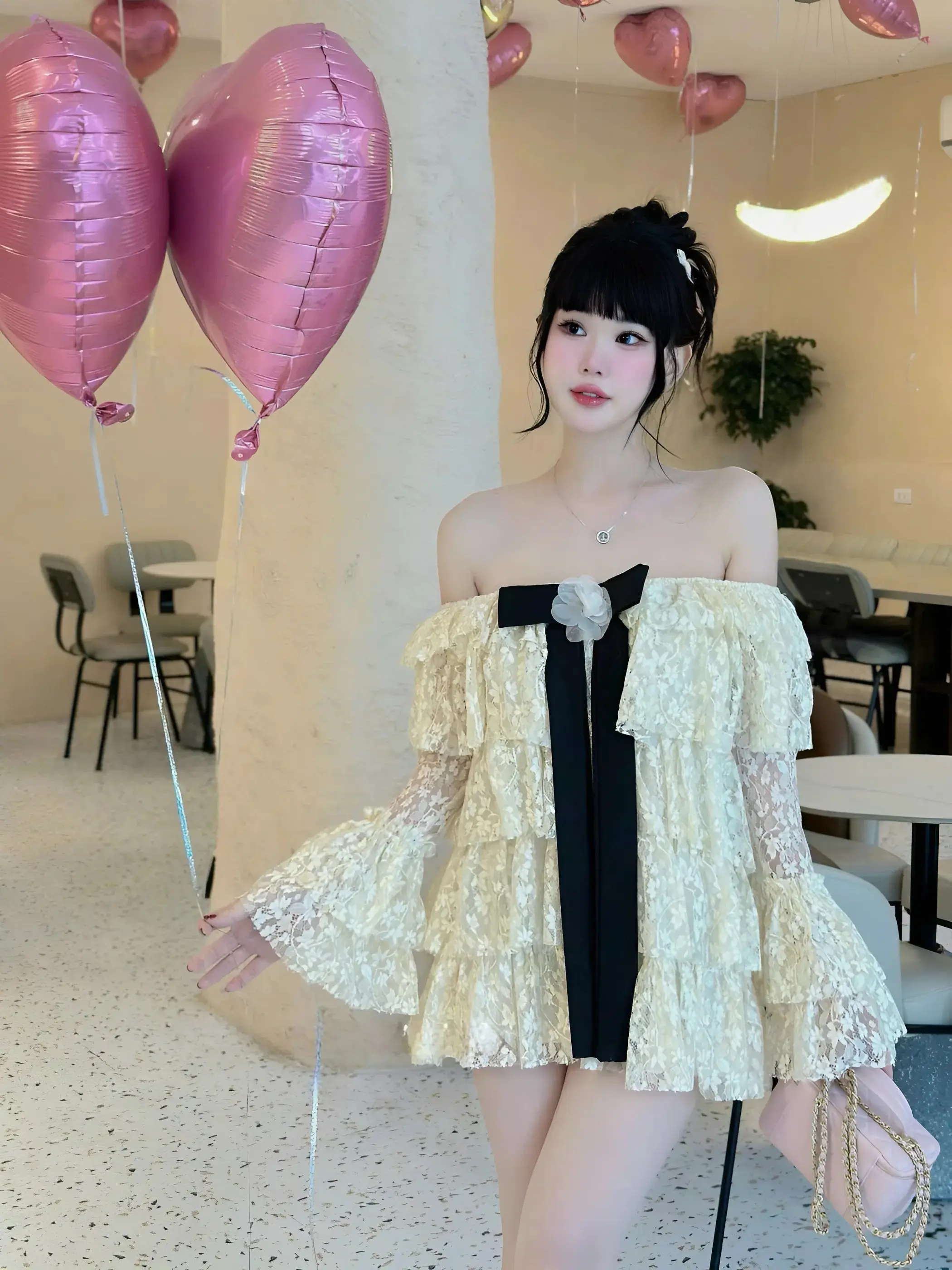 Áo Sơ Mi Trễ Vai Ren Hoa Tiểu Thư Kèm Nơ Hoa Duyên Dáng