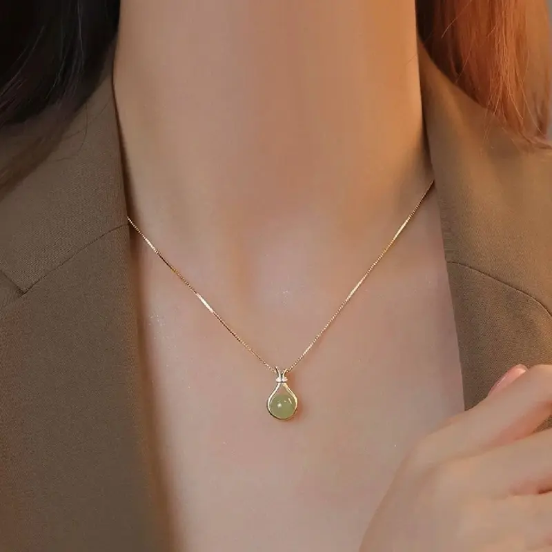Pendant necklaces and women's lucky bags have elegant and attractive temperaments. 1