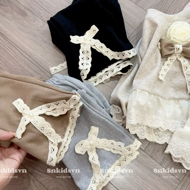 Bộ đồ bé gái áo đính HOA kèm quần ống loe phối ren xinh yêu Kem Cho Bé (10-21 kg) Heo 6
