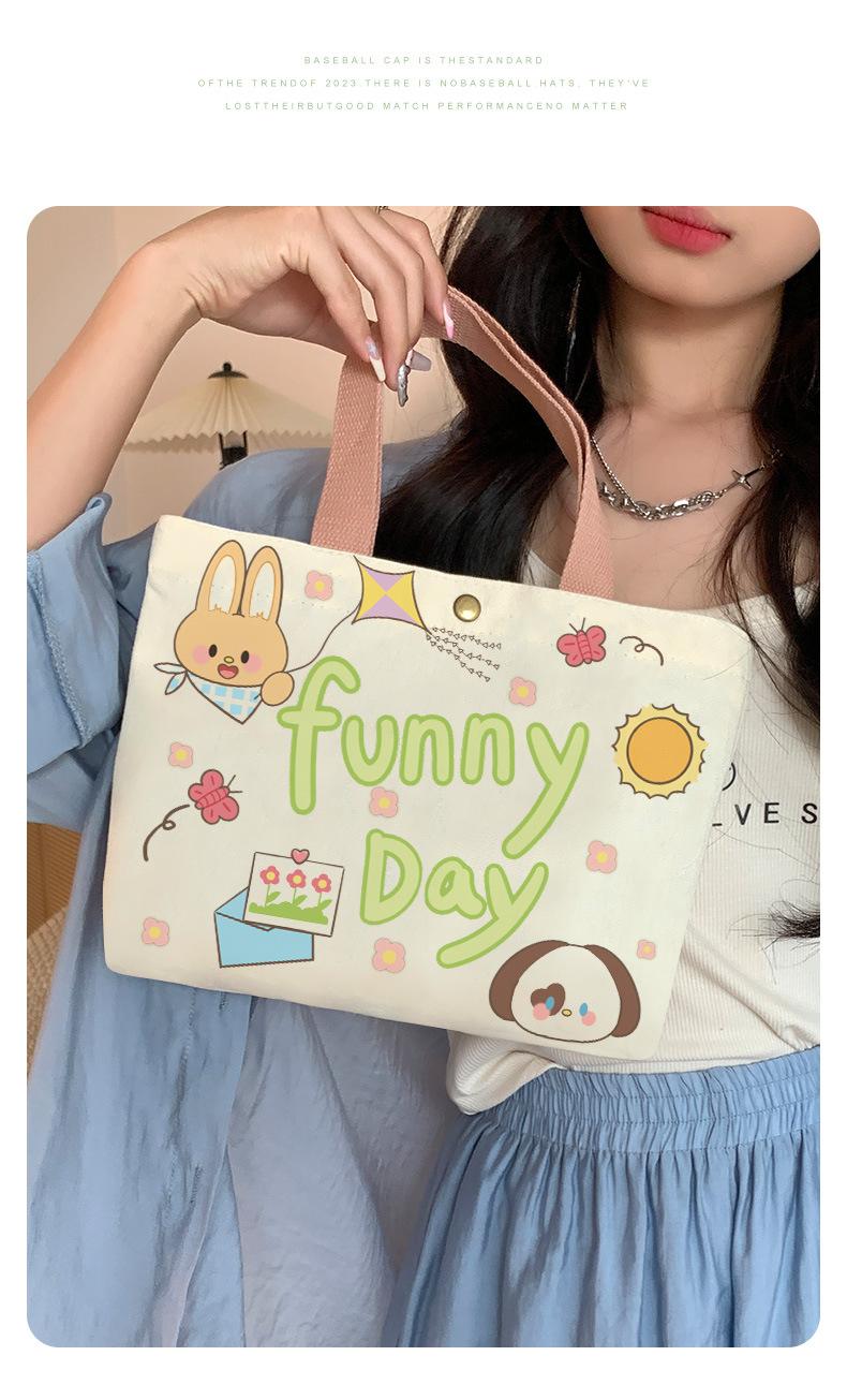 Product Introduction of Túi Vải Bố, Dành Cho Nữ, Thiết Kế Hoạt Hình Chính Hãng Túi Tote Mini, Thích Hợp Cho Nhân Viên Văn Phòng, Túi Xách Nhỏ Túi Đựng Hộp Cơm Trưa, Hàng Mới Về 2025, Bán Buôn Có Sẵn 15