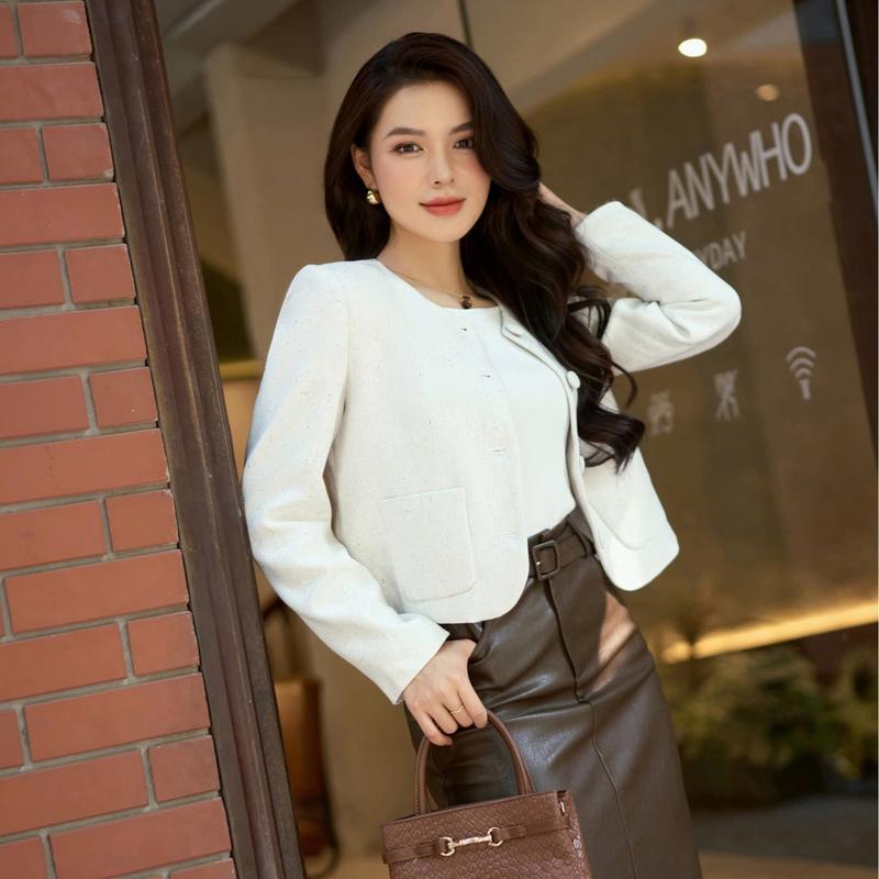 Áo khoác nữ CARDINA chất liệu dạ tweed ngắn cổ tròn thiết kế cúc bọc sang trọng tinh tế nhã nhặn 2025 4KKD01