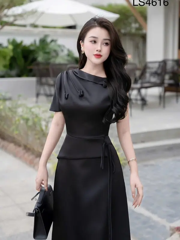 Xu hướng 2025 váy thiết kế cổ tròn phối chân váy chất liệu Lụa Hàn mềm mịn tạo cảm giác thoải mái 3