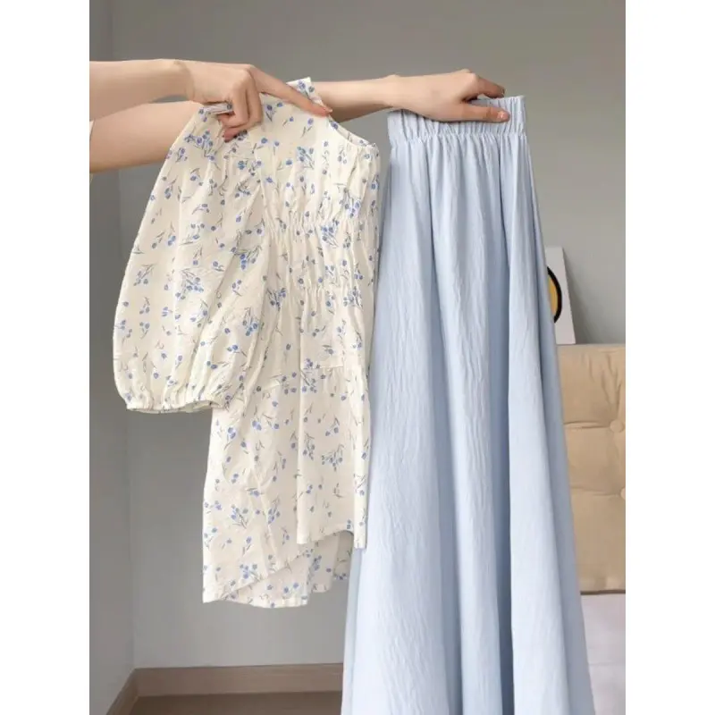 Bộ đồ mùa hè hợp thời trang, bộ đồ nhỏ và tươi mới, cổ tròn nhỏ, áo sơ mi xếp ly hoa, quần Xanh Biển , váy hai mảnh
