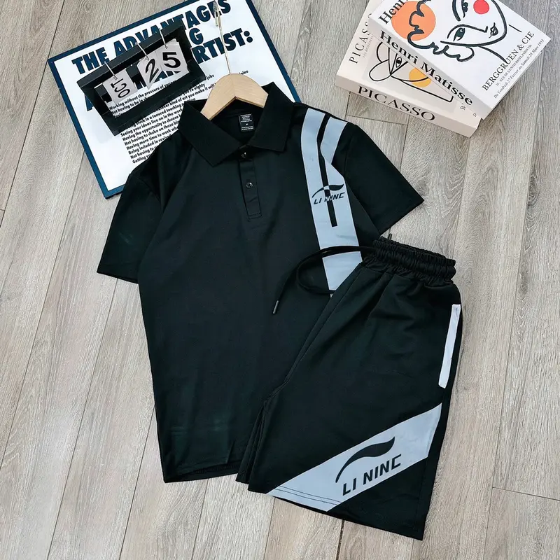 Bộ polo nam chất liệu vải poly co giãn 4 chiều giúp thoải mái khi mặc , với thiết kế tinh tế kiểu dáng xang trọng . Có thể mặc đi chơi đi dạo phố , shop em có 3 màu đủ size từ 45-82kg Có Cổ 2
