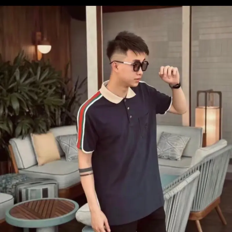 Áo polo nam cổ bẻ cotton gai bo vạch sọc xanh đỏ viền vai thêu logo túi ngực cúc vàng khắc chữ PL47P