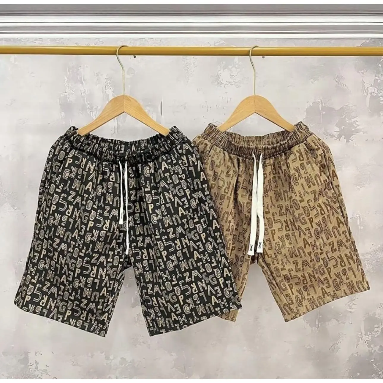 Quần short nam họa tiết phối nhiều chữ chất liệu umi co giãn 2 chiều, thoáng mát, có túi và dải rút hai màu vàng,nâu dễ phối đồ hot 2025