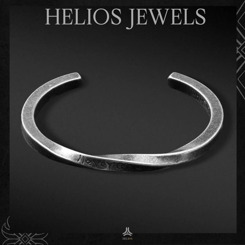 Vòng tay kim loại Helios Never Give Up Bạc cổ