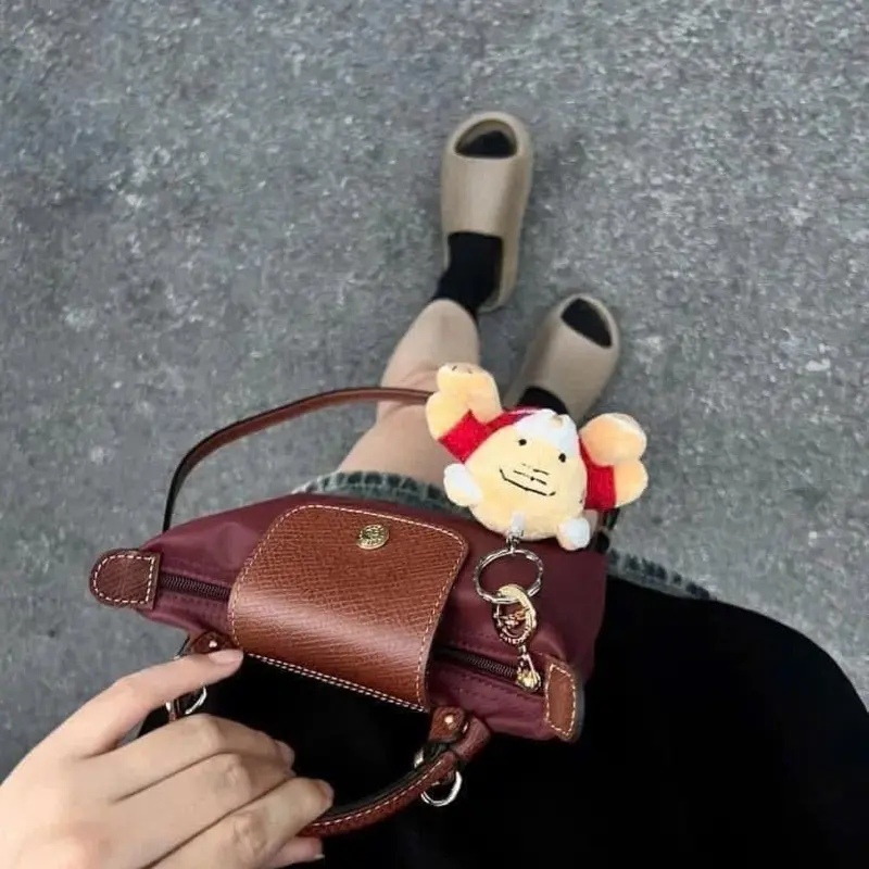 Túi cầm tay đeo chéo đỏ vừa điện thoại chất dù phối size 18cm 1