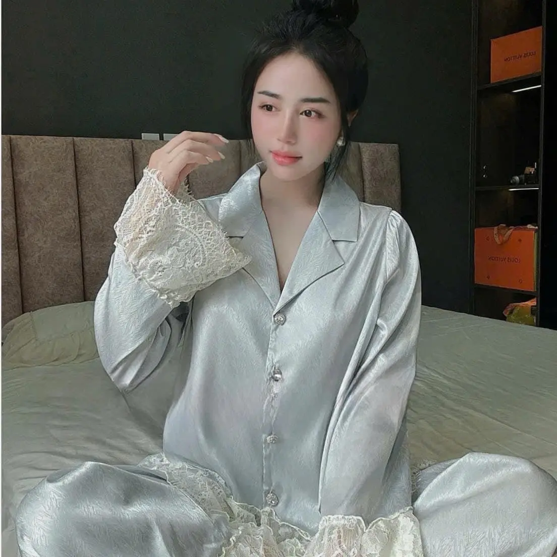 Bộ Pjzama áo dài lụa xước quần dài viền ren loe, hàng Lyly cao cấp - 8072 Nữ Women ngủ Màu Xanh