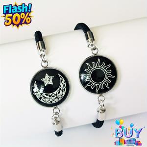 ชุดสร้อยข้อมือของขวัญคู่แฮนด์เมด พร้อมสต็อก ปี 2025 แก้วดวงอาทิตย์และดวงจันทร์ สร้อยข้อมือหยินหยางเรืองแสง สไตล์ใหม่ขั้นสูง สำหรับผู้หญิง