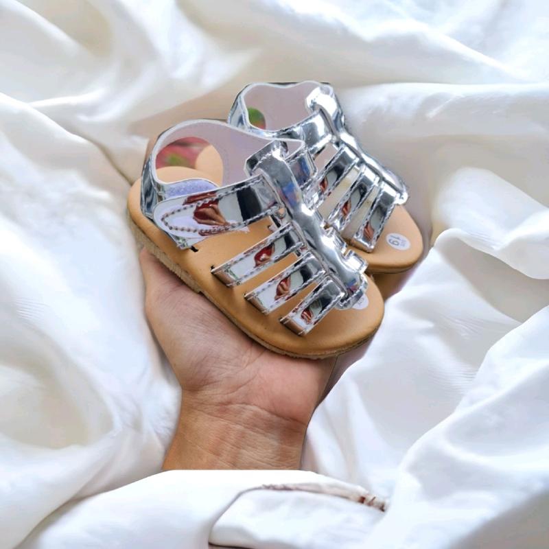 Giày chiến binh cổ thấp cho bé gái màu trắng bạc Sandal Dép Sandal