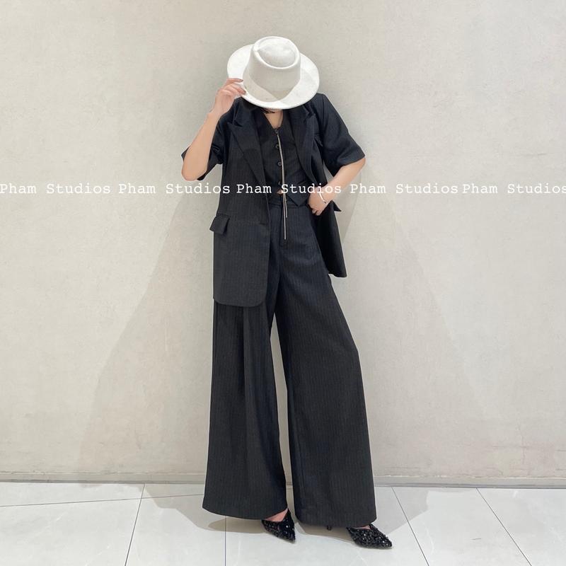 Pham Studios, Áo blazer cộc tay xẻ sau, áo gile croptop và quần cạp cao xếp ly túi trước hiện đại, vải text màu đen chì kẻ nâu 1
