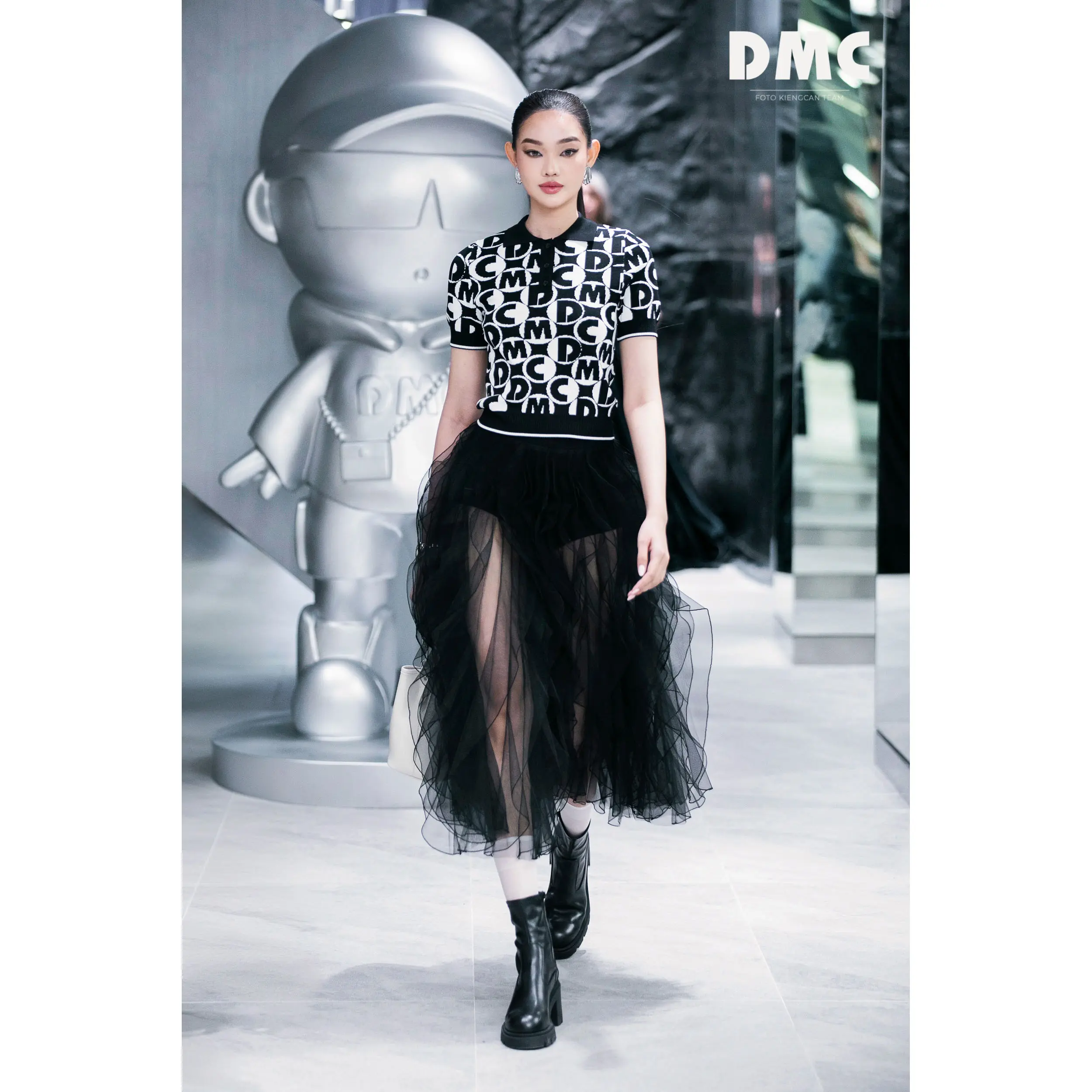 Áo polo nữ dệt kim họa tiết chữ DMC (White & Black DMC Knit Polo)