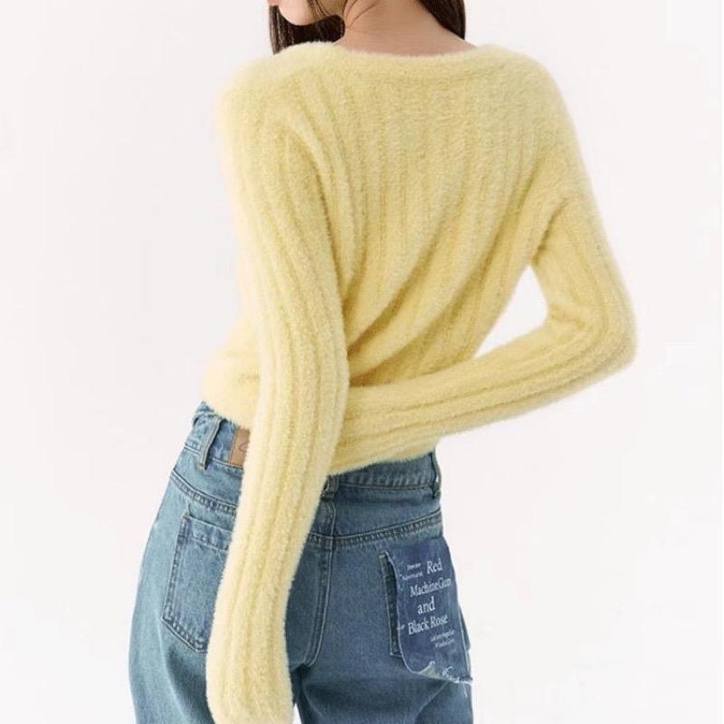 Áo len cardigan lông mềm freesize 4 màu vàng hồng nhạt trắng đen nữ tính phong cách Hàn Quốc thời trang nữ Famos 3
