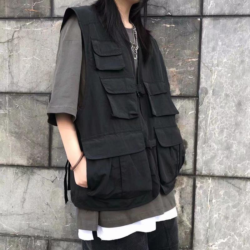 Product Introduction of 2025 Four Seasons Functional Tactical Vest Unisex Dark High Street Loose Casual Workwear Sleeveless Vest Unisex Jacket Trend 1