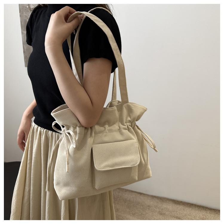 Product Introduction of New Korean Style Simple Shoulder Bag for Women with Drawstring Design, Fashionable Niche Commuter Underarm Bag, Elegant Versatile Handbag 22