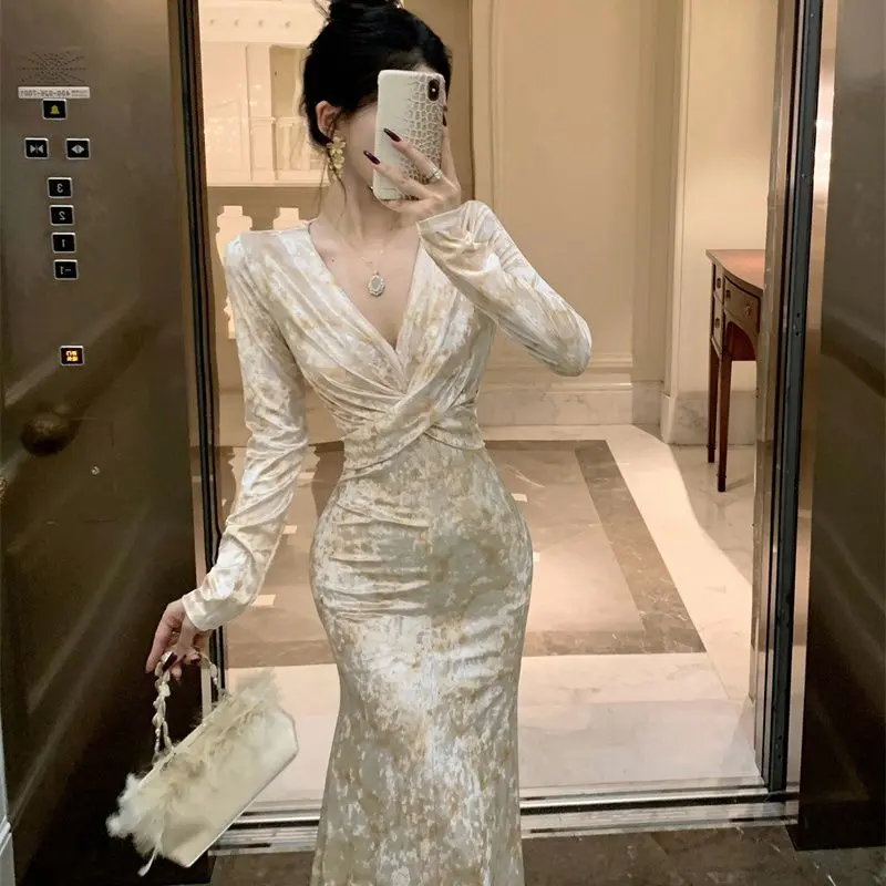 Váy Cổ Chữ V, Hàng Mới Về Mùa Thu Và Mùa Đông, Nhung In Họa Tiết, Thiết Kế Chéo, Ôm Vừa Vặn, Eo Co Giãn, Cơ Sở Bó Sát Chiều Dài, Thích Hợp Cho Trang Phục Đi Làm Và Mặc Ngoài, Dành Cho Nữ