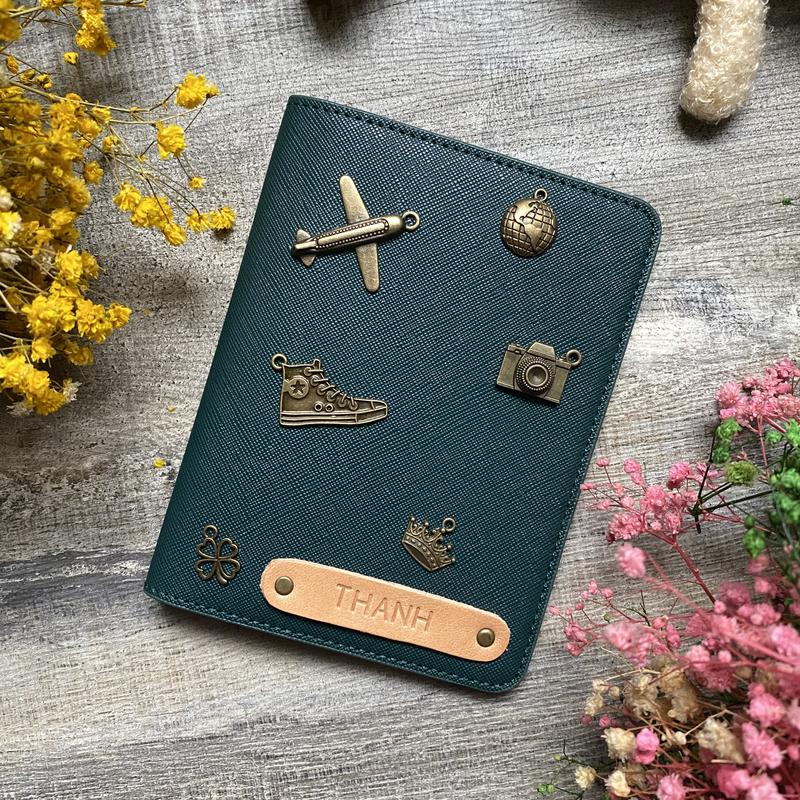 Cover passport ví đựng hộ chiếu bảo vệ hộ chiếu khắc tên và đính charm sản phẩm thủ công handmade đẹp