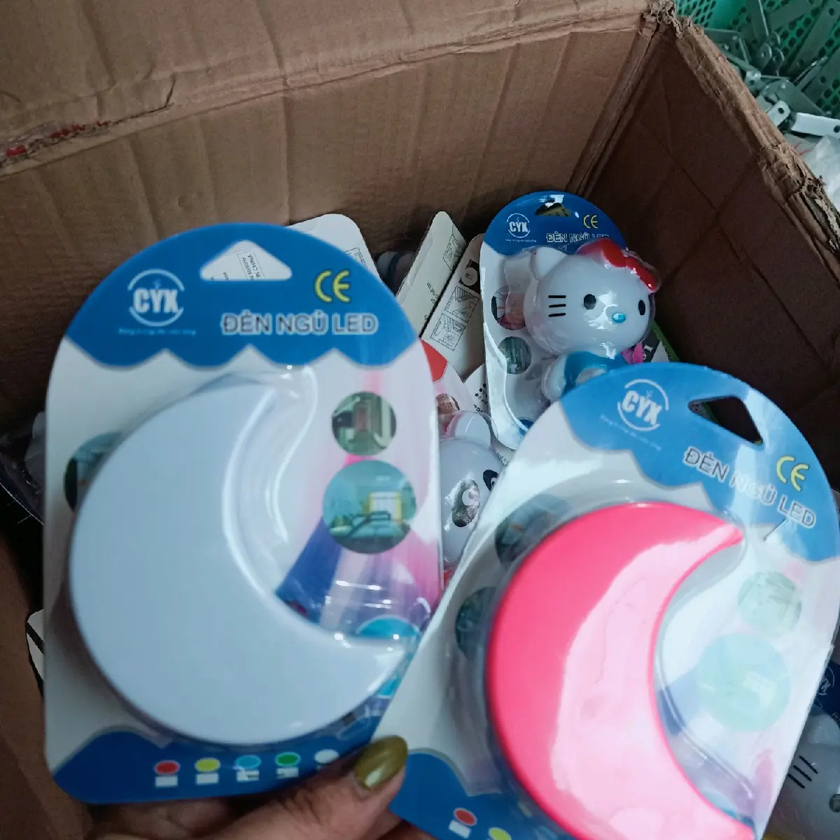 đèn led tiết kiệm điện năng.. sử dụng điện  220v ánh sáng trung hòa mẩu mã đa dạng