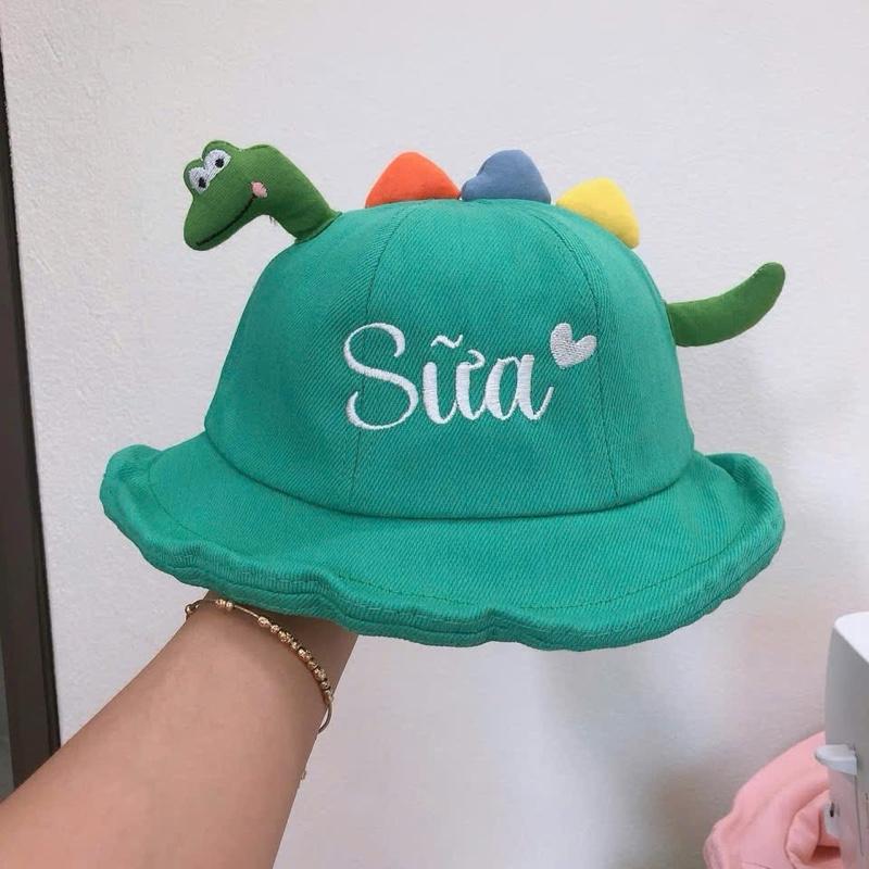 ( Hàng Thêu ) Mũ khung long  cho Bé Mang đi Học , đi chơi , đi Biển.. siêu Xinh cho Bé balo 3d nón jean buộc mũ Nồi Hàn Quốc bé trai linhbalo kính chắn gió cho bé , mũ che gió cho Bé mũ sinh Nhật bé Gai. Mũ cho bé 2 tuổi - 4,5 tuổi