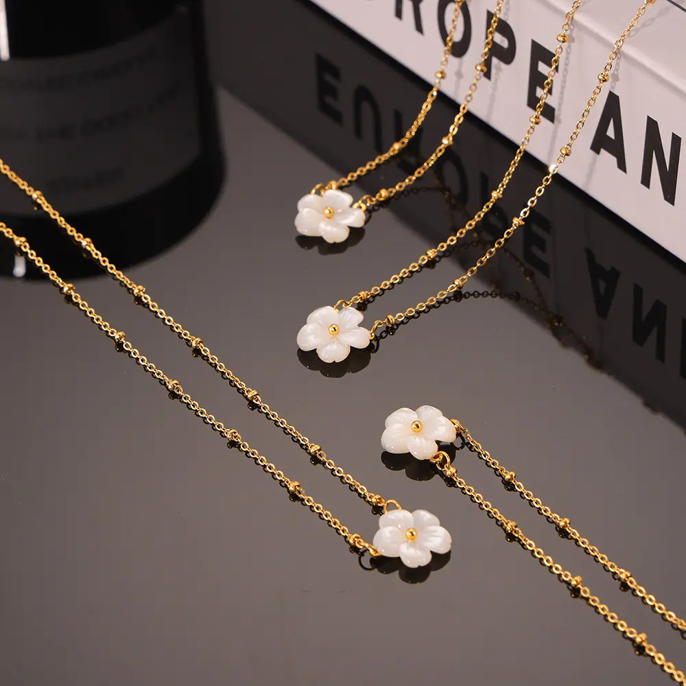 INS style shell peach blossom elegant necklace collarbone chain 18K gold electroplated titanium steel personalized light luxury jewelry