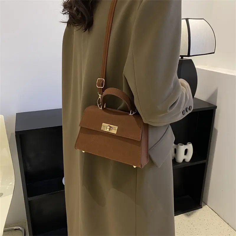 02-Túi Xách đeo chéo QC chất liệu da bò phong cách trẻ trung năng động. 3