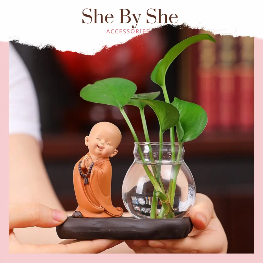 Bình Thủy Sinh Chú Tiểu, Bộ Tượng Chú Tiểu Đáng Yêu Kèm Lọ Hoa Trồng Cây Có Chân Đế Mang Lại An Yên Trong Cuộc Sống