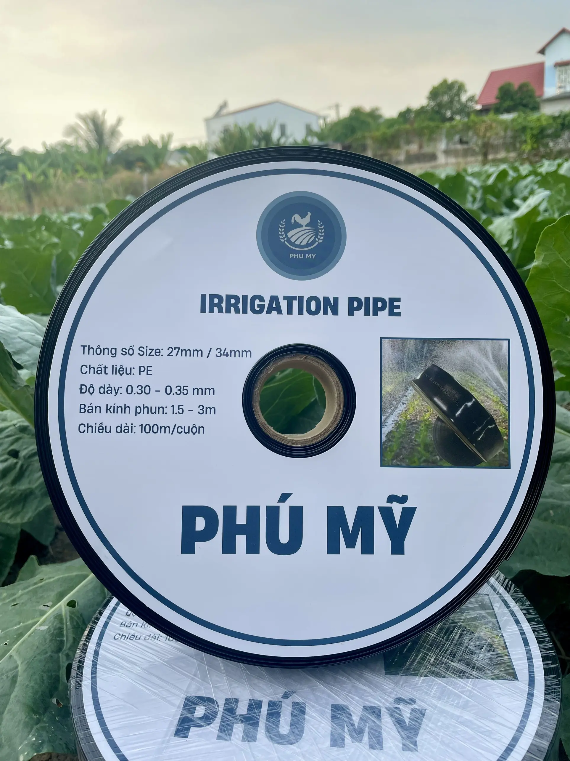 Ống dây tưới phun mưa PHÚ MỸ phi 34mm 5 lỗ chéo và 3 lỗ chéo dày 0.3mm dài 100m cho đồng ruộng, vườn cây