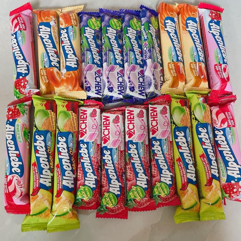Combo 20 thanh kẹo Alpenliebe gồm 4 thanh vị dâu tây cứng, 4 thanh dâu tây mềm, 4 thanh vị hương xoài nhân muối ớt cứng 4 thanh vị kẹo sữa caramen cứng và 4 thanh vị nho mềm Snack Ăn Vặt