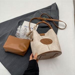 กระเป๋าทรงถังสำหรับผู้หญิง, กระเป๋าถือ, รุ่นใหม่ 2025, สองกระเป๋า, การออกแบบตัวอักษร, สามสี, แฟชั่นอินเทรนด์ shoulder  bag little  bunny  bags