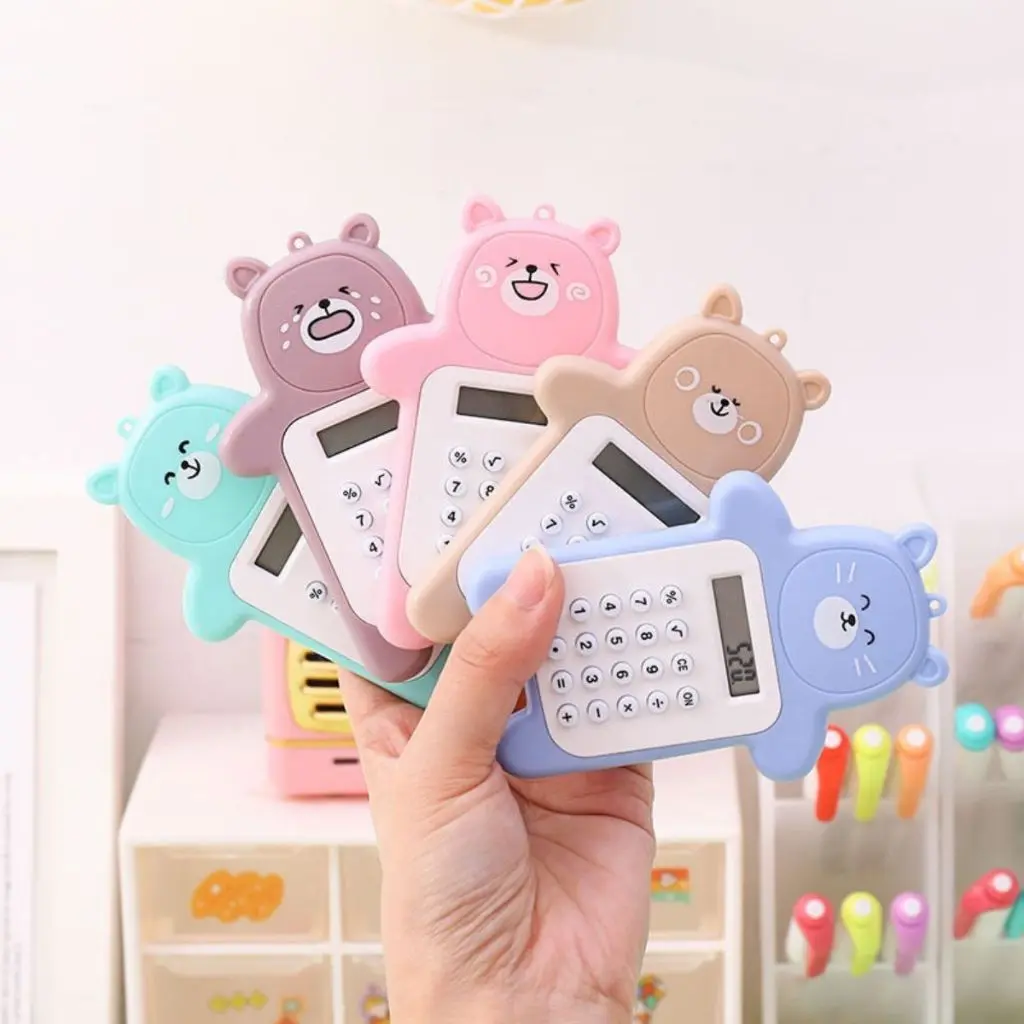 Calculator Mini Portable Motif Bear / Kalkulator 8 Digit Alat Hitung Pejumlahan Pengurangan Perkalian Pembagian Bentuk Gambar Beruang Lucu Tombol Karet Perlengkapan ATK Anak TK SD SMP Seko