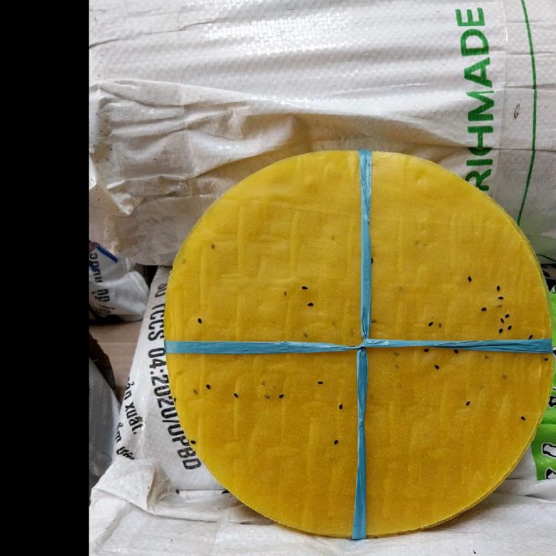 1 xấp 50 cái bánh tráng nướng màu vàng chuẩn vị Đà Lạt