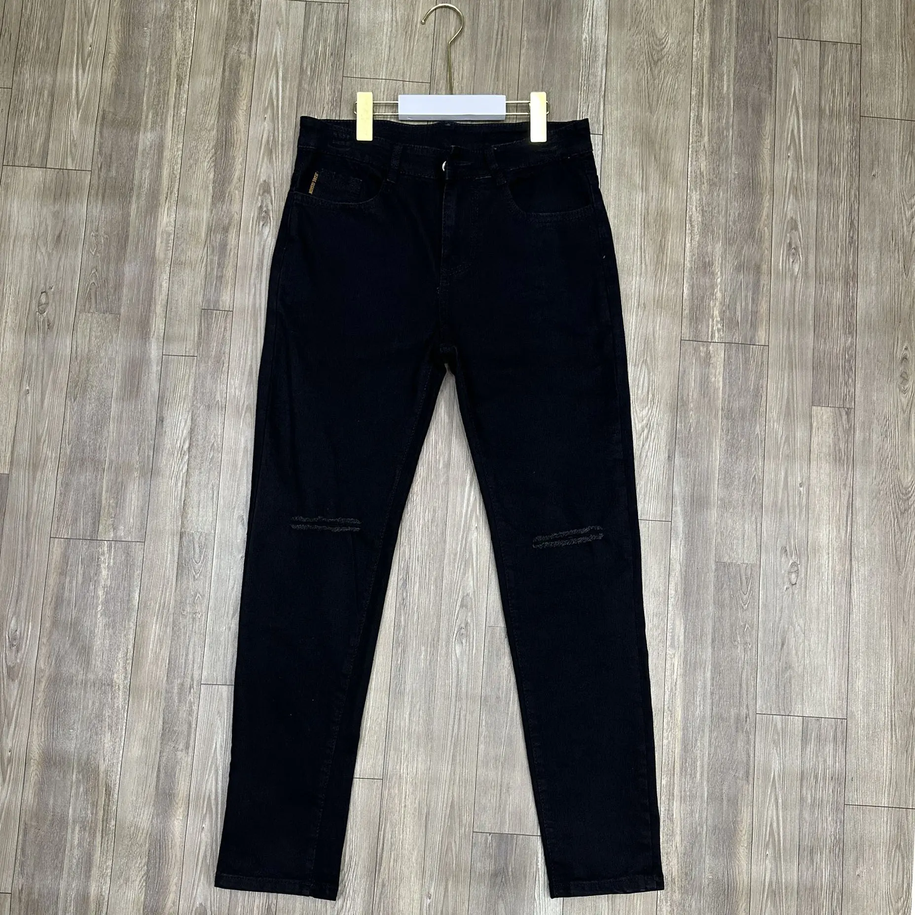 Quần Jean Nam Dài Co Dãn Màu Đen Rách Hai Bên Gối Tạo Sợi Menswear Pants